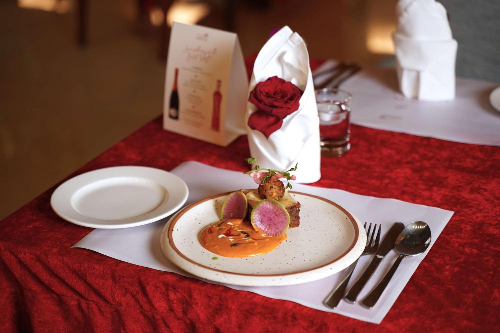 Radisson Blu Hotel, Грейтър Нойда Екстериор снимка A meal at the Taj Bengal