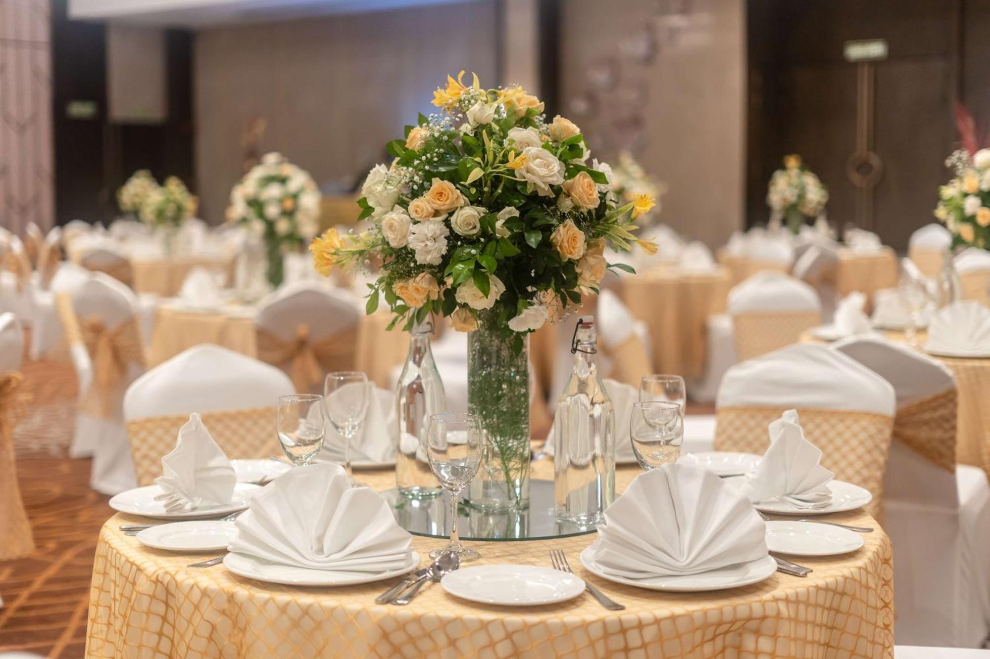 Radisson Blu Hotel, Грейтър Нойда Екстериор снимка A table set for a formal dinner