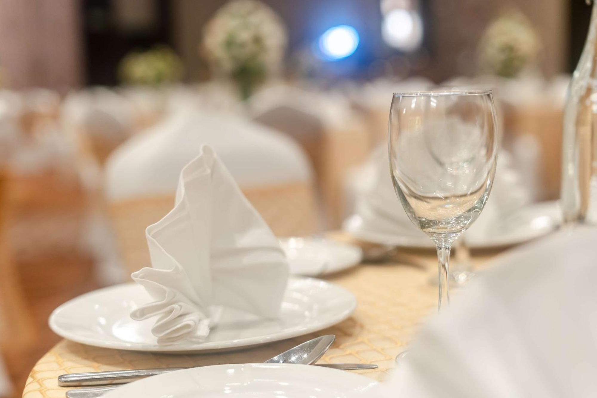 Radisson Blu Hotel, Грейтър Нойда Екстериор снимка A table set for fine dining