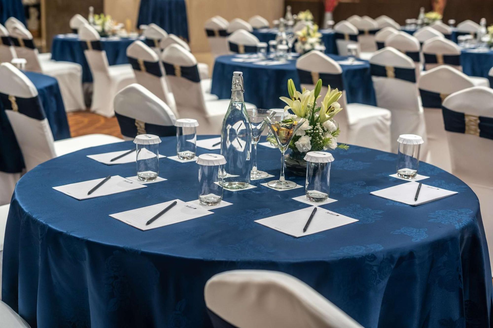 Radisson Blu Hotel, Грейтър Нойда Екстериор снимка A round table with a blue tablecloth