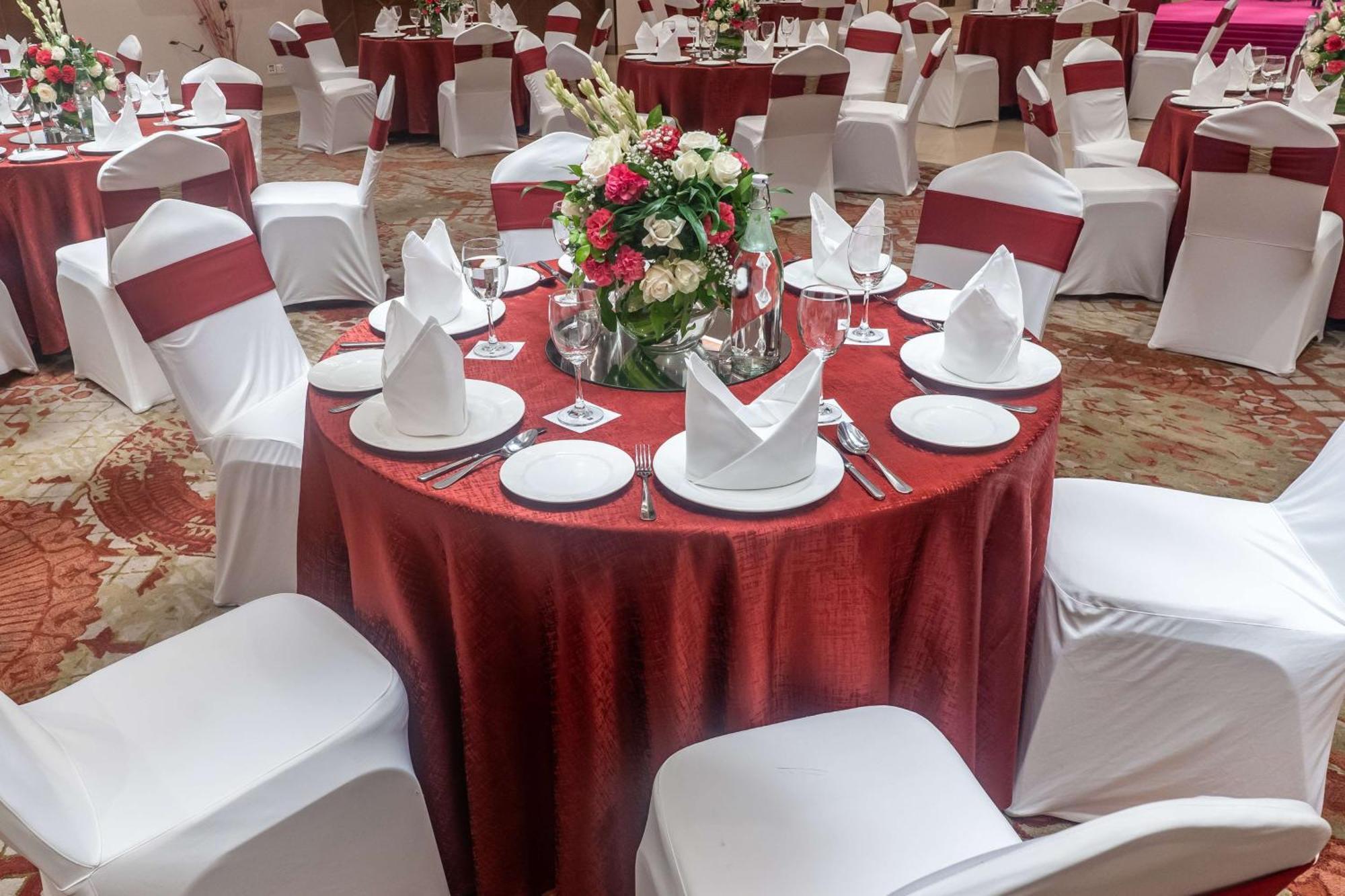 Radisson Blu Hotel, Грейтър Нойда Екстериор снимка A table set for a formal dinner