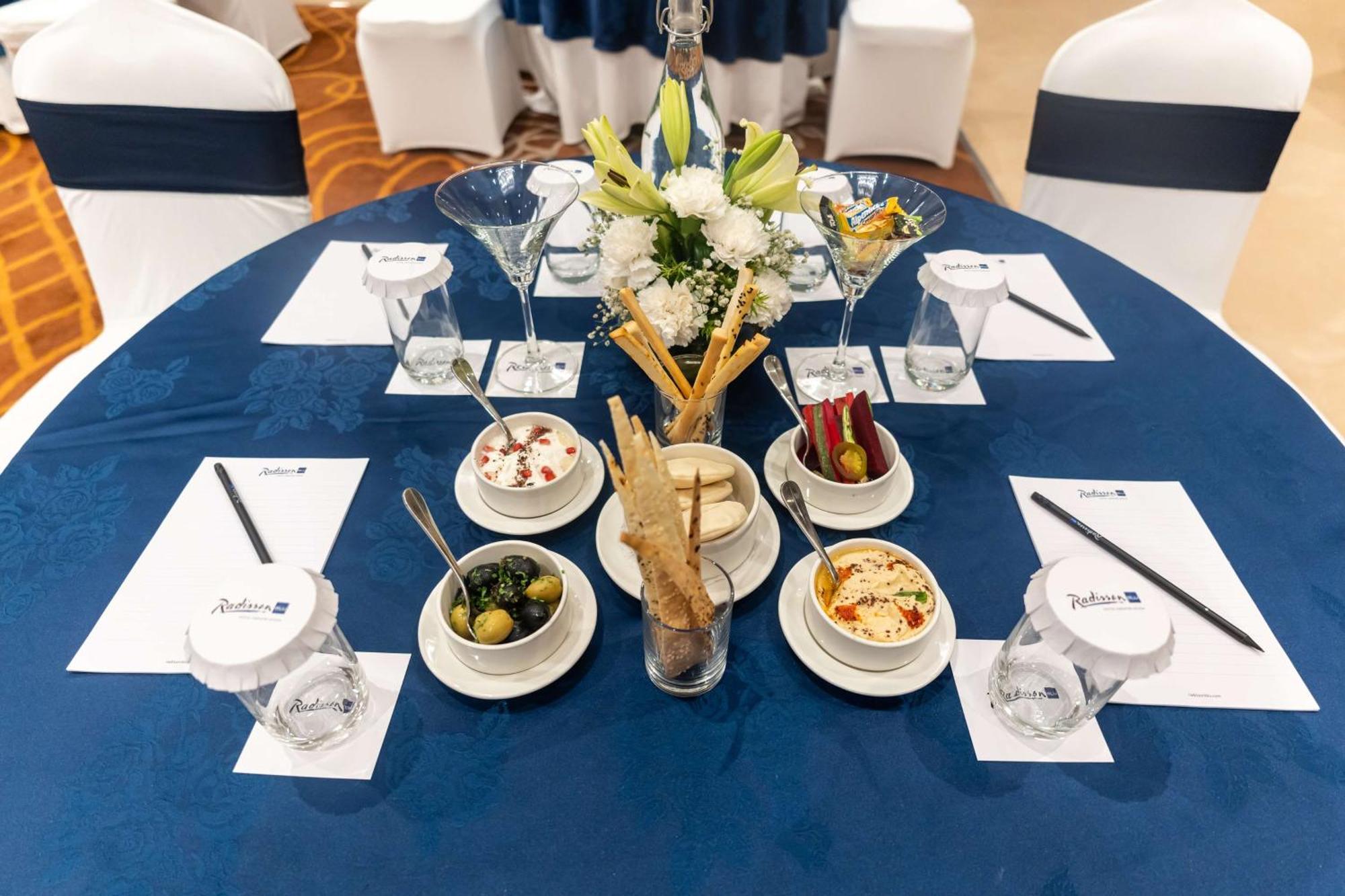 Radisson Blu Hotel, Грейтър Нойда Екстериор снимка A table set for a meeting