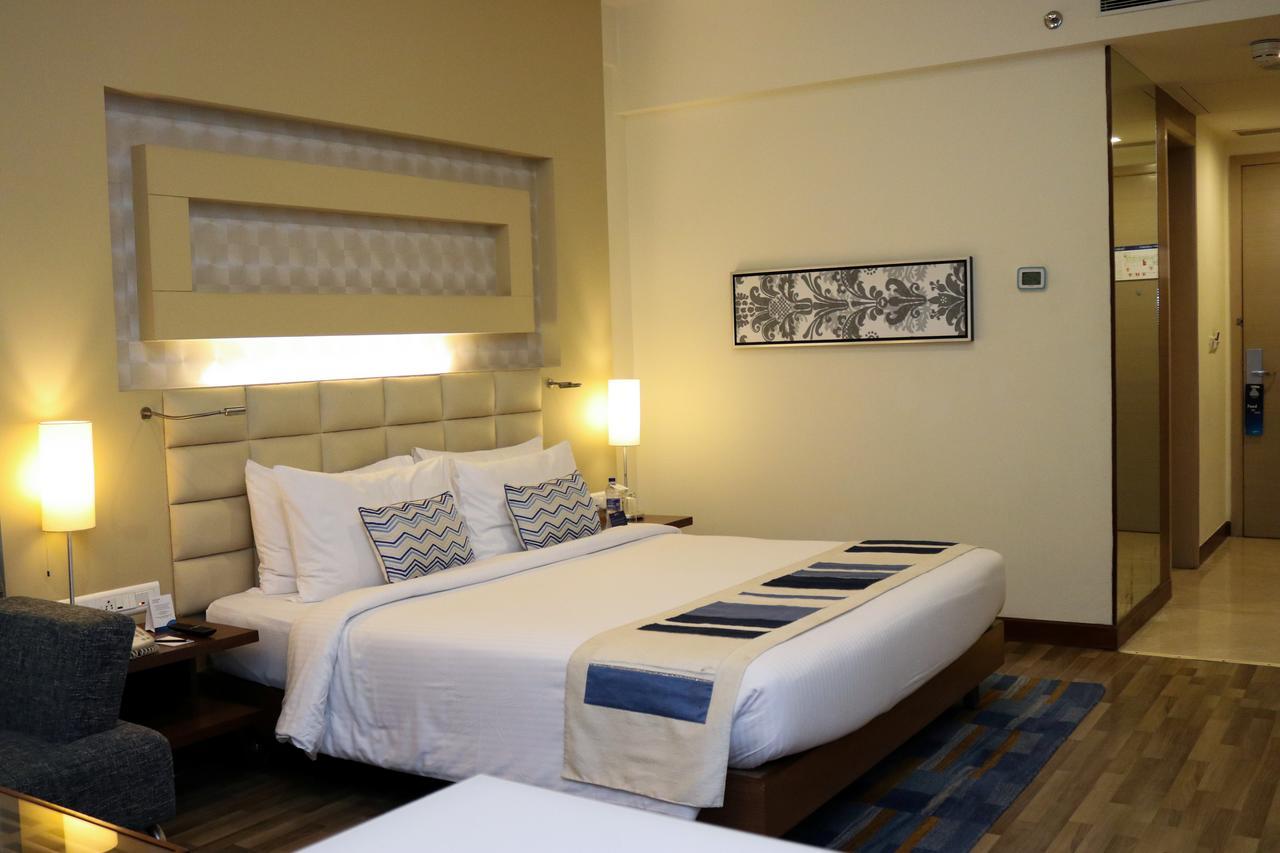 Radisson Blu Hotel, Грейтър Нойда Екстериор снимка A room at the Taj Bengal