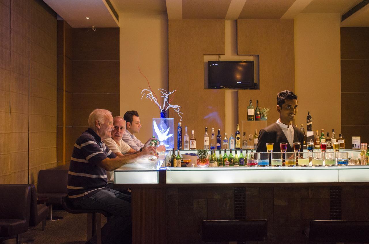 Radisson Blu Hotel, Грейтър Нойда Екстериор снимка A bar in a hotel