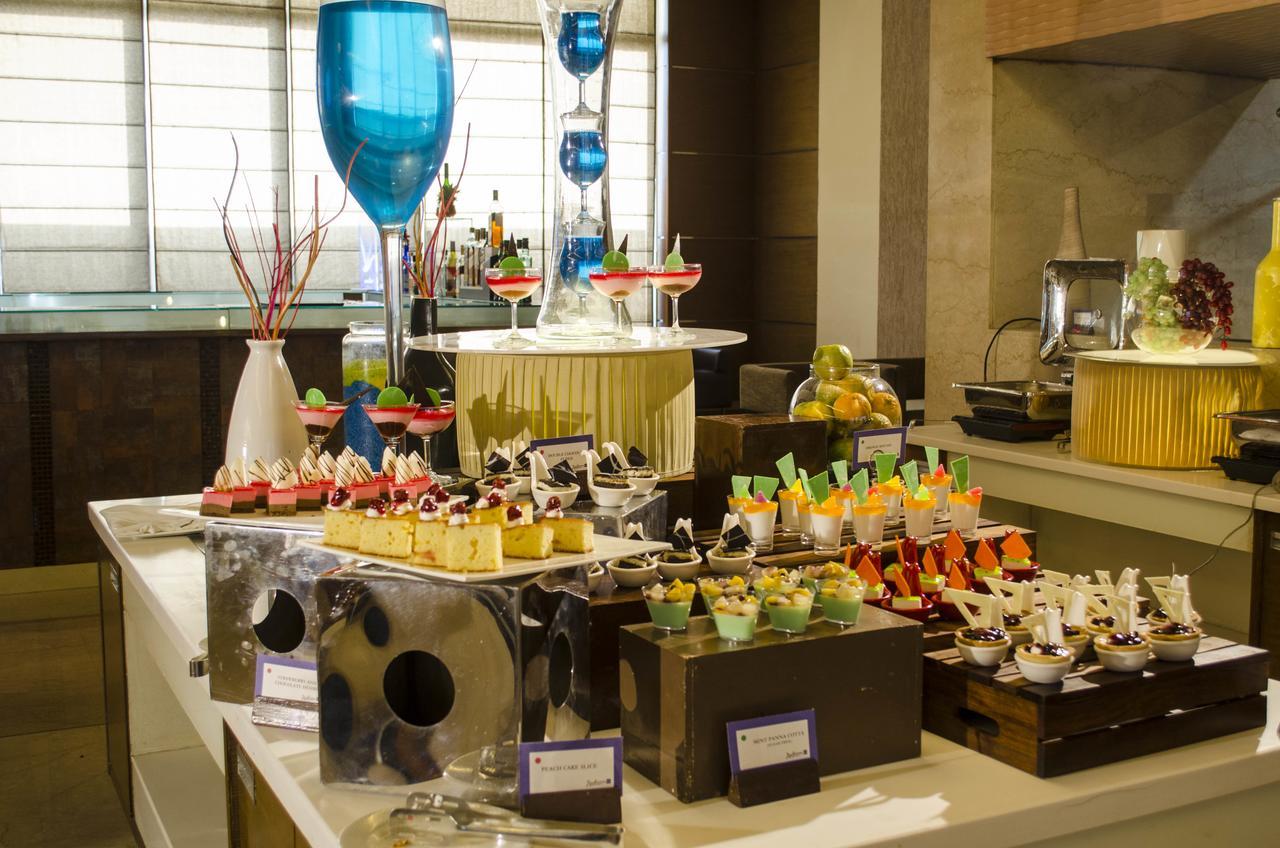 Radisson Blu Hotel, Грейтър Нойда Екстериор снимка A dessert buffet